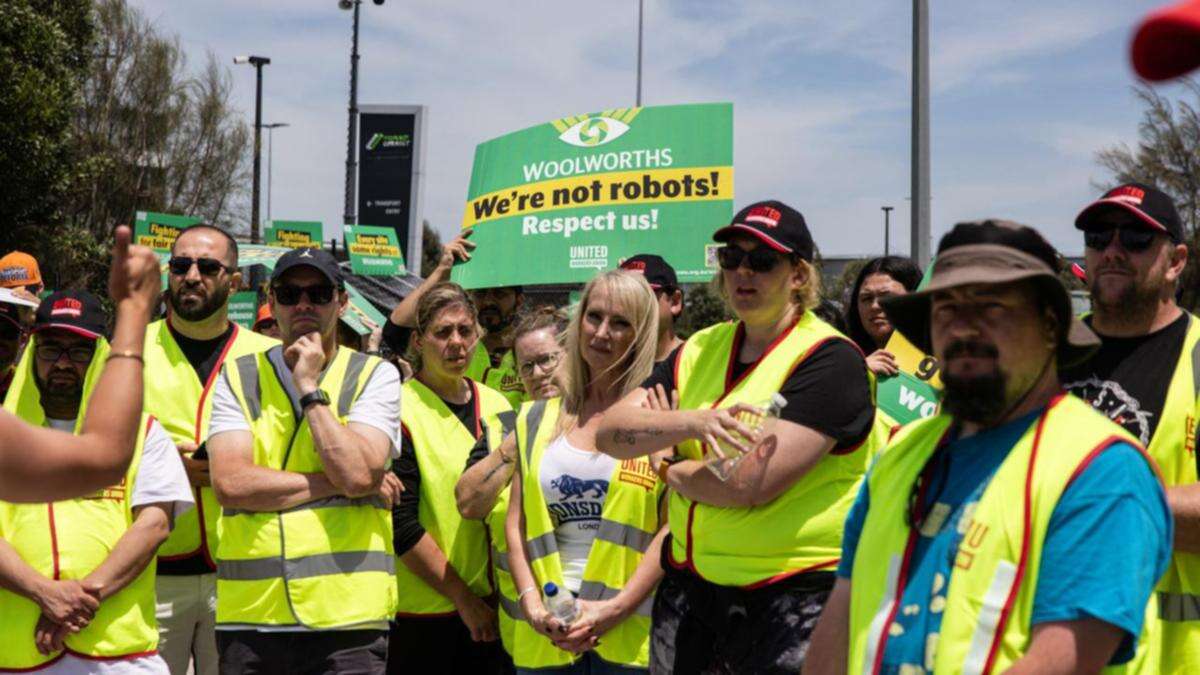 Workers continue Woolies blockade in defiance of ruling