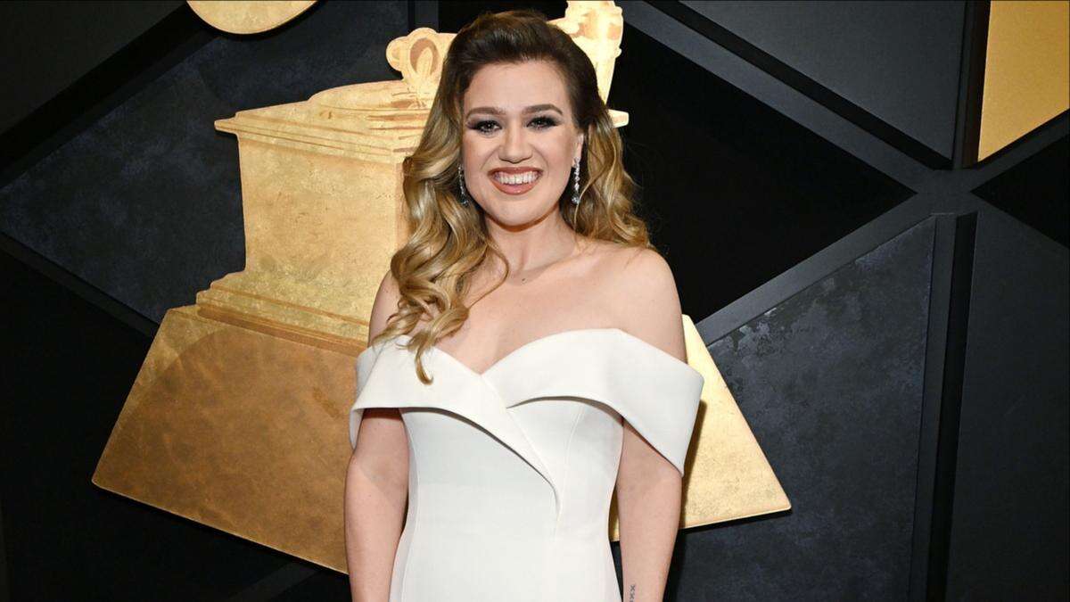 Kelly Clarkson is 'very satisfied' being single: 'She lives in a bubble...'