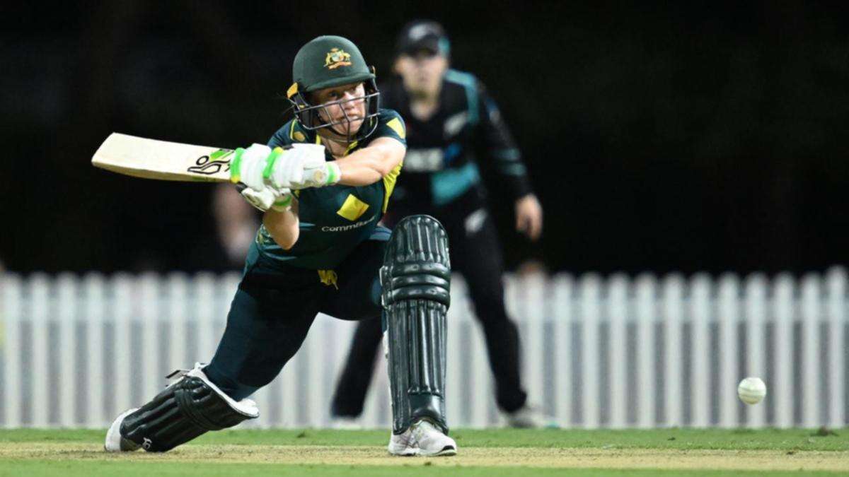 Australia take a wait-and-see approach on Healy's knee