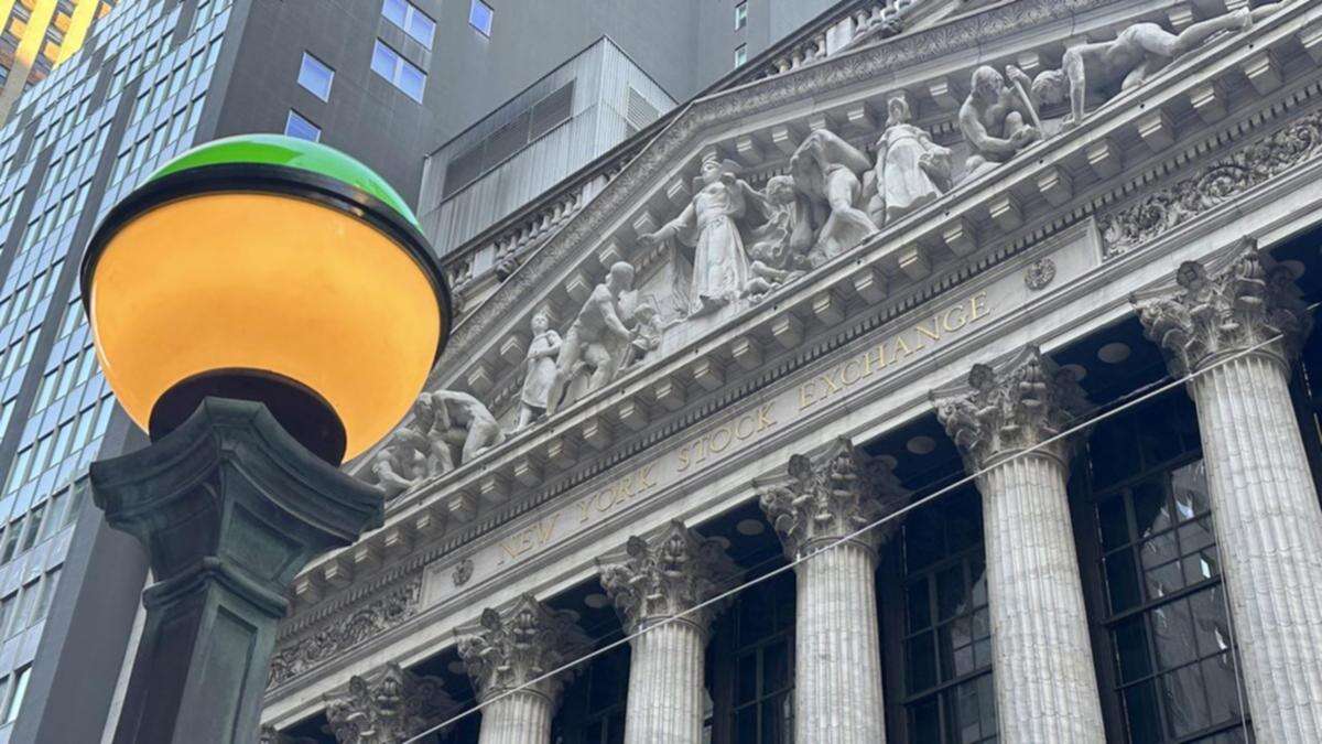 Wall St gains as easing Treasury yields lift megacaps