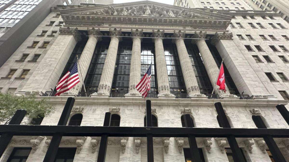 Wall St tepid as investors weigh earnings, GDP data