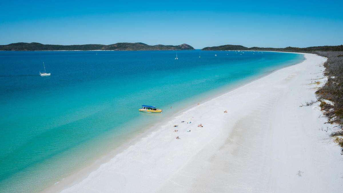 Seaplane ditches into ocean at holiday hotspot