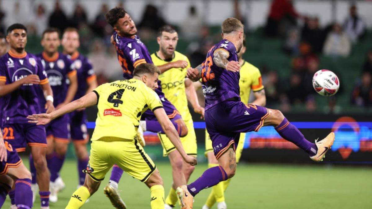 Wellington Phoenix beat struggling Glory 2-0 in Perth