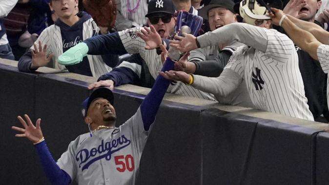 Fan ejected for prying ball out of MLB player's glove