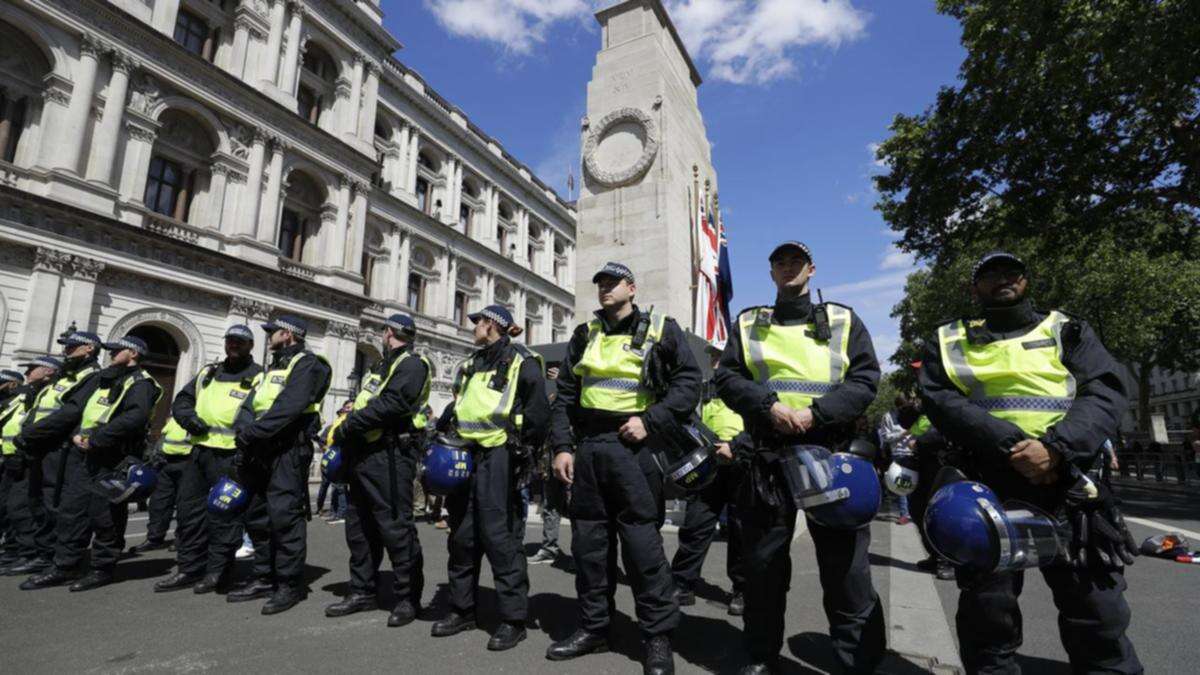 Police gear up for large, rival protests in London