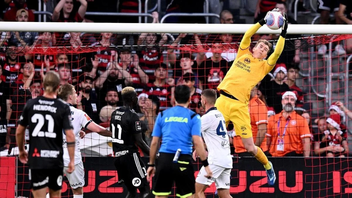 10-man Wanderers pip Adelaide in 1-0 ALM win
