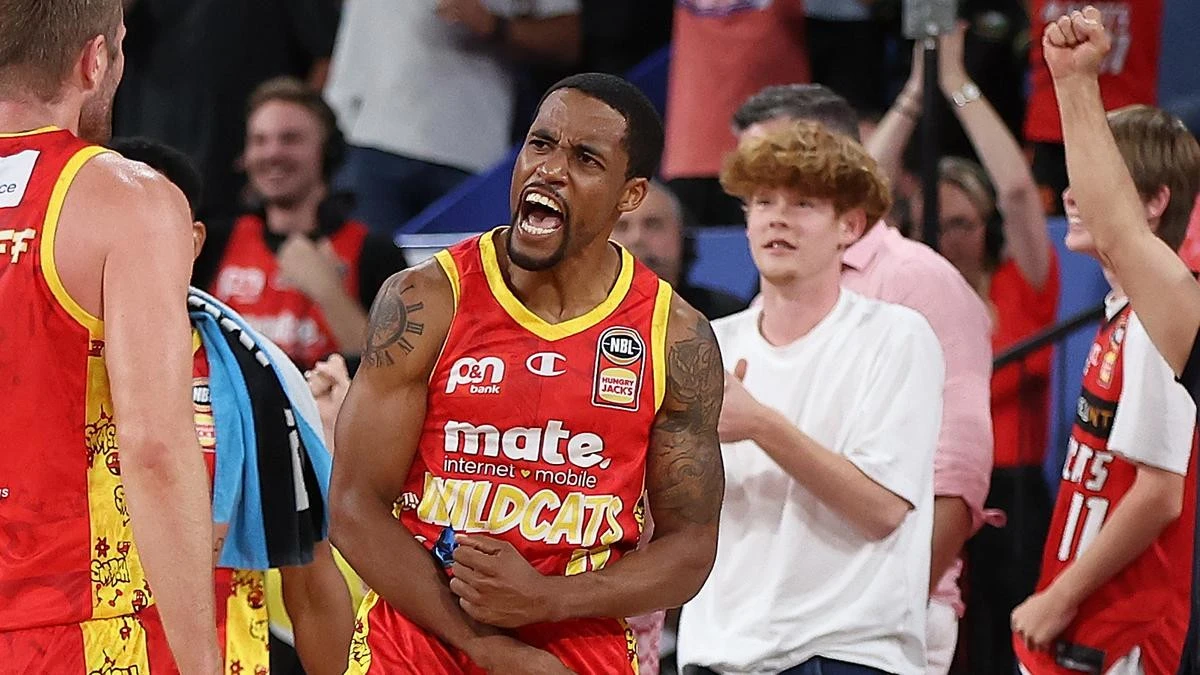 Cotton leads Wildcats to THRILLING one-point triumph