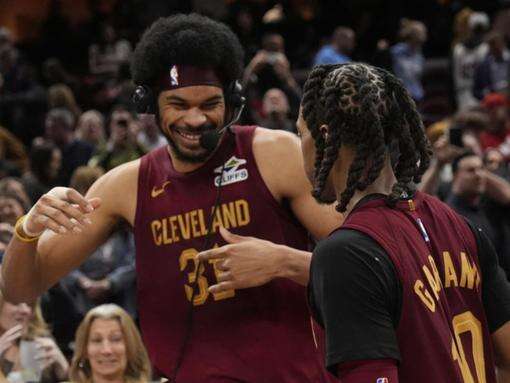 Undermanned, NBA-leading Cavs notch 15th straight win