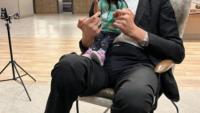 World's tallest man and shortest woman meet in California