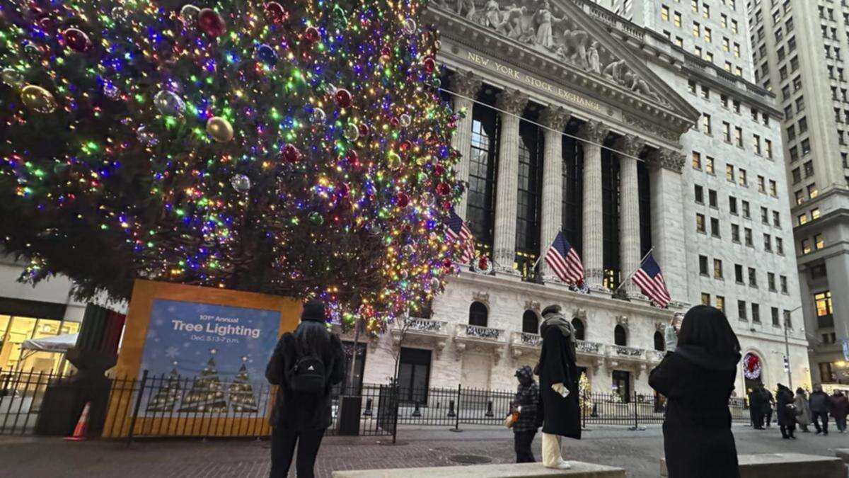 Wall St closes lower at end of holiday-shortened week