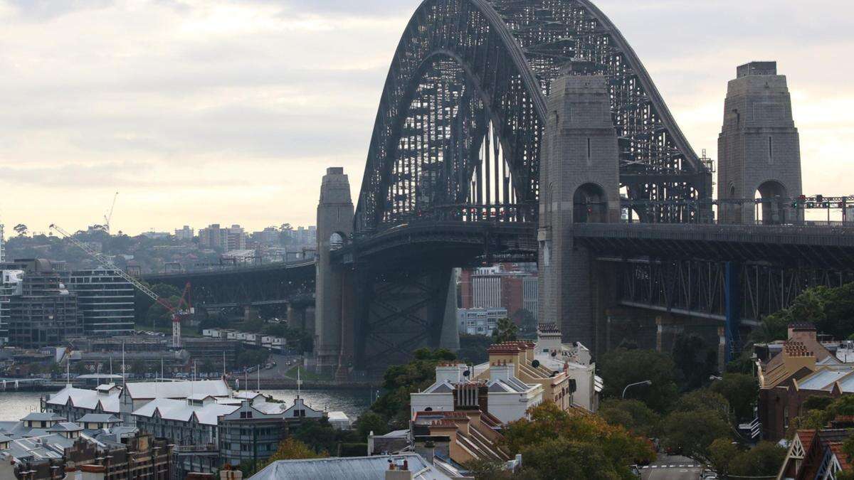 Drunk’s wild act on Harbour Bridge