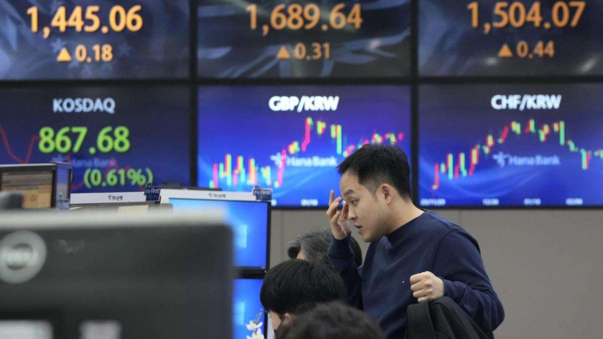 Asia shares stumble as political uncertainty grips euro