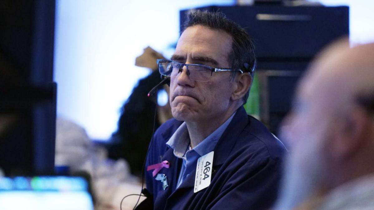 Wall Street mixed as stocks in major tech firms retreat