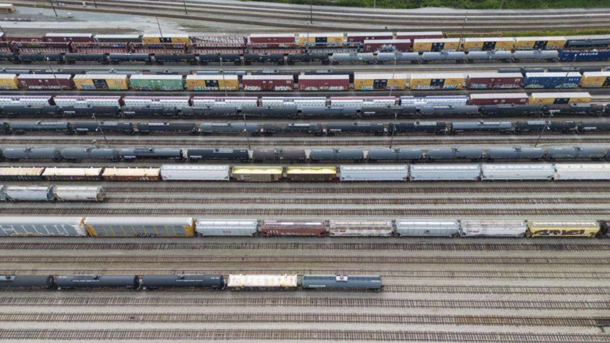 Canadian govt mulls action as freight railroads shut