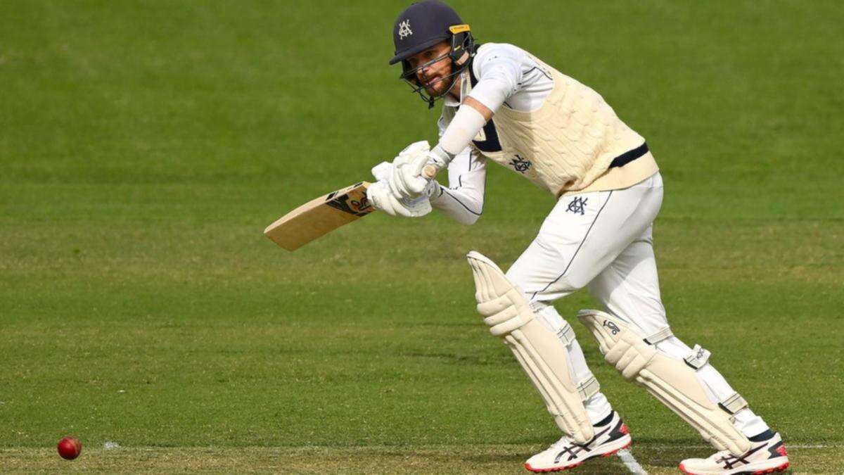 Handscomb hits 74 as Leicestershire keep their grip