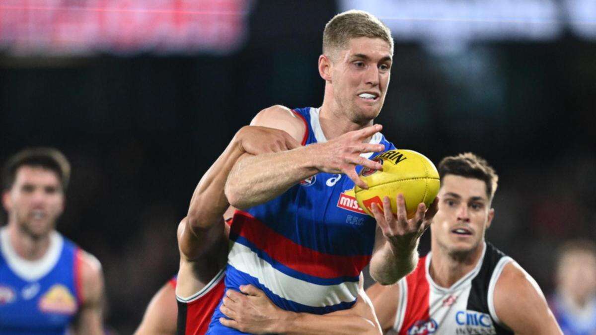 Bulldogs ruckman English turns down free agency