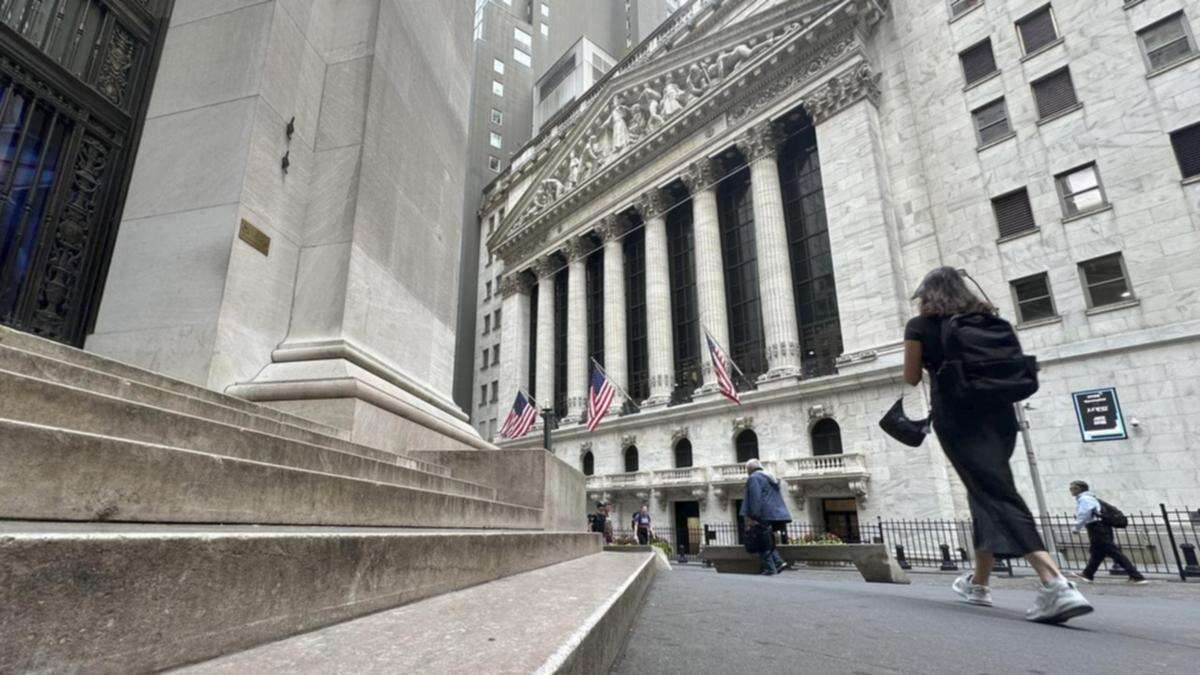 S&P 500, Nasdaq edge up after payrolls revisions