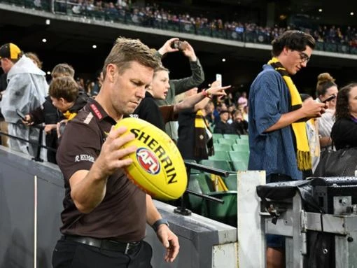 Hawks coach Mitchell addresses Allen meeting, furore