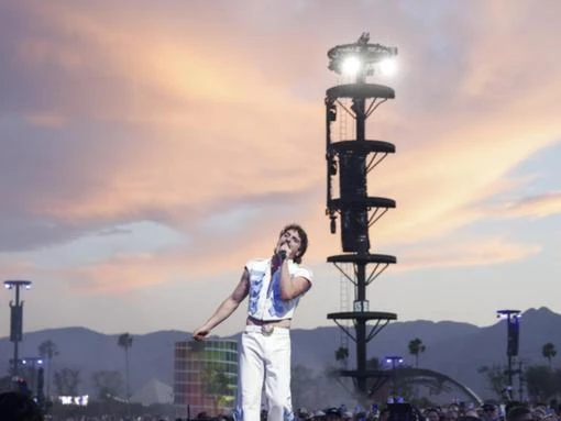Benson Boone trolls flat Brian May crowd at Coachella