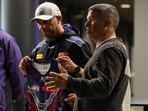 Special delivery! Wizard makes magical Dockers visit