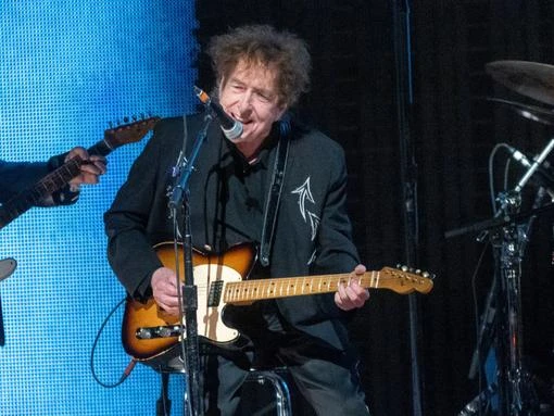Bob Dylan dusts off Mr. Tambourine Man for first performance in 15 years