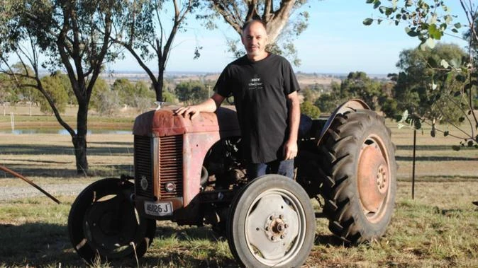 'Swagging it': tractor fanatics to trek across outback