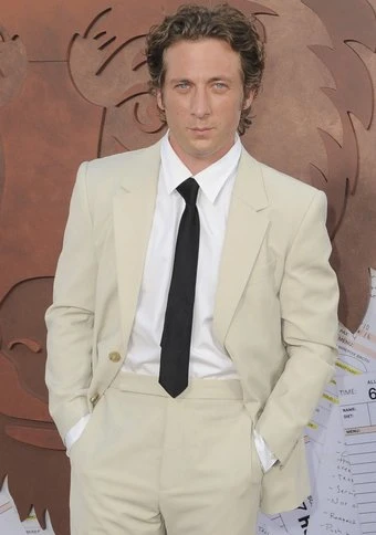 Jeremy Allen White wants to host Saturday Night Live