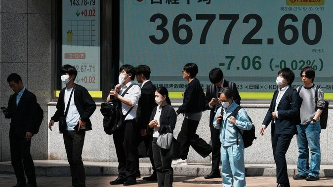 Asian stocks rise as traders weigh US debt, trade deals