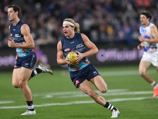 Smith shines as Cats survive Dogs' challenge in classic