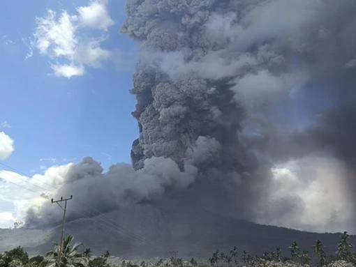 Indonesian volcano threatens flights for Aussie travellers