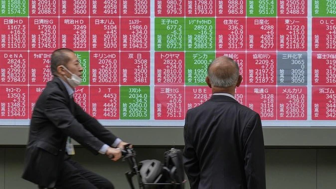Asian shares dip, dollar down after tariff backflip