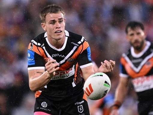 Bennett 'embarrassed' by NRL contract fiascos