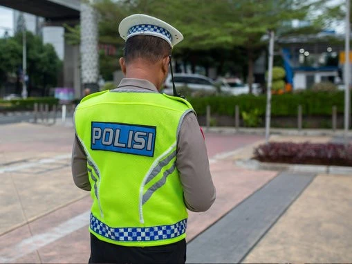 Aussie in handcuffs accused of smuggling coke into Bali