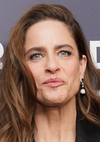Your Friends and Neighbours star Amanda Peet faked being waitress to land job at Italian restaurant