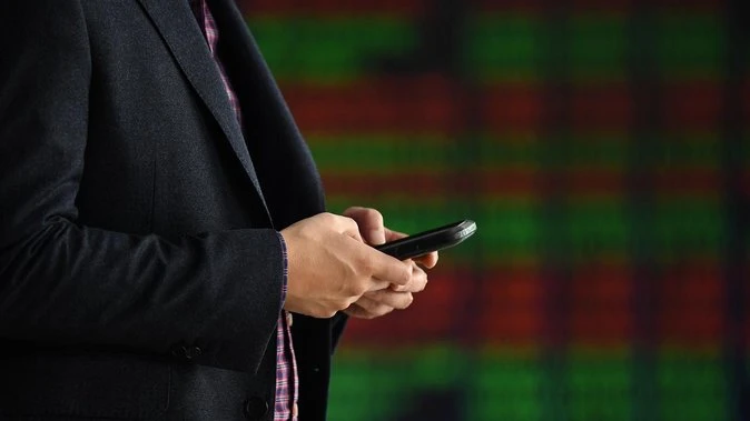Aussie shares fall as trade worries weigh on sentiment
