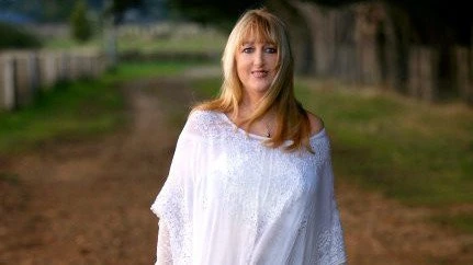 Beloved Aussie singer tragically dies days after diagnosis