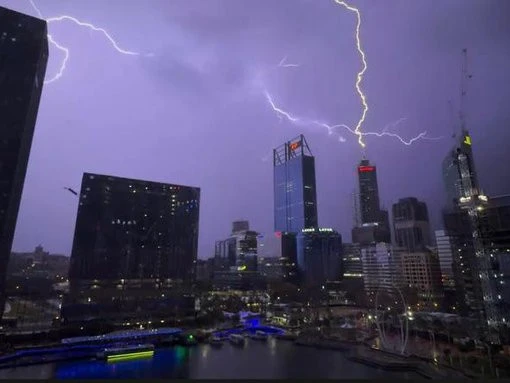Warning to motorists ahead of thunderstorms hitting Perth