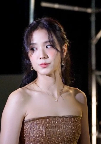 Self-Portrait founder hails Jisoo as a 'compelling face' for the brand