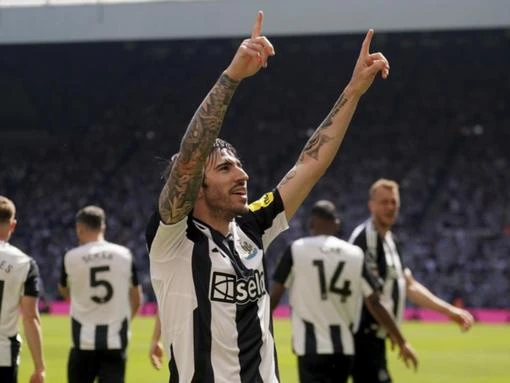 Newcastle earn key win in race for Champions League