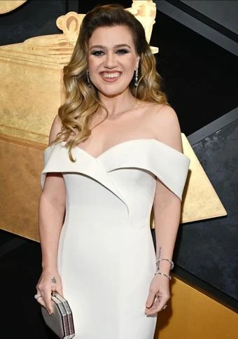 Kelly Clarkson wants fans to praise her post weight loss figure