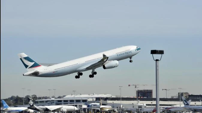 Kiwis return to skies as US travel warning added