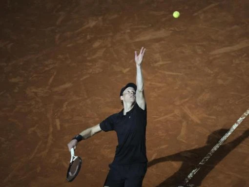 Sinner wins but de Minaur made to wait by rain in Rome
