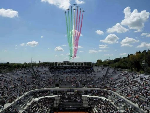De Minaur progresses despite interruption by air aces