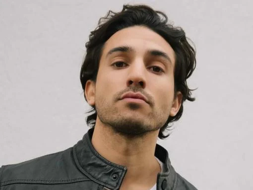 Perth actor talks Aussie ‘fly epidemic’ with Kelly Clarkson