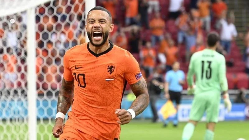 Netherlands waltz into last 16 of Euros
