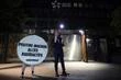 Greenpeace a rapporté la statue d’Emmanuel Macron volée au Musée Grévin devant le siège d’EDF