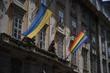En Hongrie, le gouvernement interdit l’affichage de symboles LGBT+ sur les bâtiments publics, à l’ouverture de la Pride de Budapest