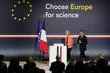 Emmanuel Macron annonce un nouvel investissement de 100 millions d’euros pour séduire les chercheurs étrangers