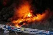 La Pologne accuse les services russes d’avoir commandité l’incendie d’une halle à Varsovie en 2024