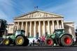 Des centaines de tracteurs devant l’Assemblée nationale pour se rappeler aux députés qui examinent la proposition de loi « Duplomb »